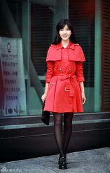 组图：徐立红色风衣街拍秀都市女人风范