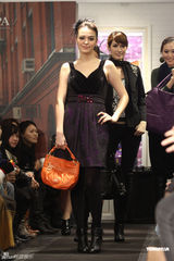 高清组图：亚太影后张榕容露肩走秀 承认喜欢潘玮柏