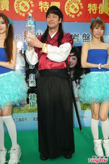 崔畅益巧扮徐福 送水讨婆婆妈妈欢心