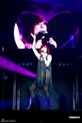 组图：郑秀文红色骑士装广州开唱 黄色旗袍秀性感 