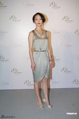 组图：周迅现身扮小女人 与赵薇传不和只当玩笑