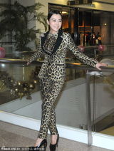 组图：郝蕾产后上围激增 着全套豹纹装捞金