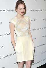 高清组图：艾玛-斯通短袖裙装亮相纽约红唇抢镜