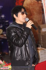 组图：郑钧曝光《摇滚藏獒》海报全程不离黑超