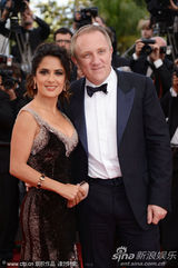 组图：海耶克戛纳携夫走秀 深V黑裙大秀傲人双峰