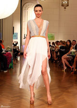 高清组图：辣妈超模米兰达-可儿现身悉尼走秀