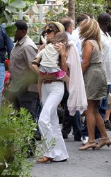 组图：苏瑞和妈妈凯蒂雨天外出 夏日装扮可爱