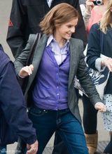 幻灯图：《哈利波特7》片场照 哈利赫敏车站相遇