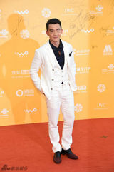 组图：郑恺亮相北京国际电影节 白衣帅气