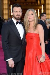 组图：安妮斯顿红裙大气 和男友贾斯汀秀恩爱