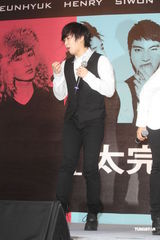 组图：SJ-M台北签唱会 兄弟情深互喂台湾小吃