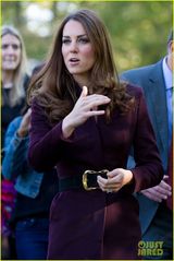 组图：凯特王妃独自出巡 优雅微笑接见民众