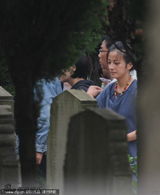 组图：赵薇墓地拍戏脸色严肃 烧香祭奠逝者显尊重