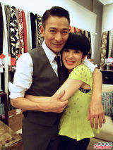 组图：刘德华题字贺金鸡 吴君如获至宝耀武扬威