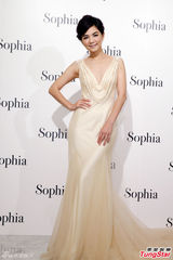 组图：ELLA露背秀乳沟 明年启动造人计划