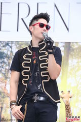 组图：吴建豪亮相签唱会 墨镜耍酷现场热舞