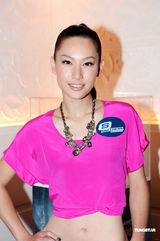 组图：邓紫棋代言鞋类品牌 携手徐子珊出席时装秀