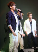 高清组图：韩组合2PM歌迷会互动 帅气秀劲歌热舞