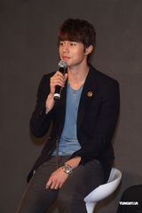 组图：韩星李东旭首度访台 粉丝见面会展亲切