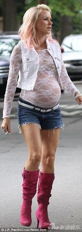 组图：娜奥米-沃茨挺假肚子扮孕妇 新片演妓女