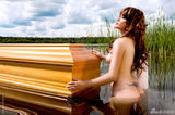 组图：波兰棺材商推出裸女与棺材性感写真日历