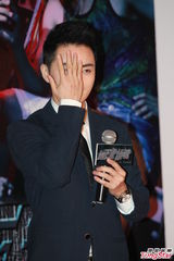 组图：余少群亮相惊悚大片《地下室惊魂》 蓝燕同台