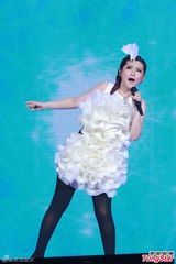 组图：Selina延迟造人 Ella挤胸性感舞老公最爱