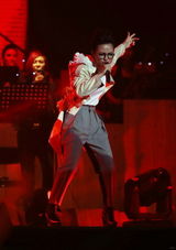 组图：周笔畅8日北京开唱 台上活力十足