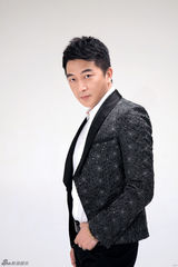 组图：邵峰最新杂志写真 多种风格展现儒雅熟男风范