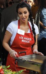 组图：金-卡戴珊感恩节下厨和妮基-希尔顿撞衫