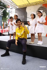 组图：严爵MV中谈恋爱 假戏真吻被漏拍