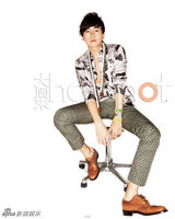 幻灯图集：郑元畅帅气登封面 腕表不只戴一只