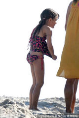 组图：小苏瑞穿泳装海滩玩耍 不停扯衣心情欠佳