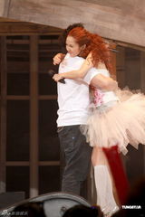 组图：薛凯琪开唱陈奕迅上台 避谈与方大同拍拖