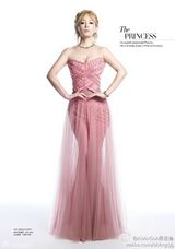 组图：滨崎步登封面性感深V 野性猫女上围激增