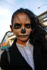 组图：Lady Gaga新加坡开唱 粉丝着鲜红蕾丝装