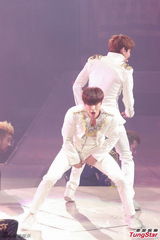 组图：东方神起开唱 劲歌热舞粉丝high不停