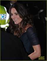 组图：凯特王妃新年首度亮相 纤细腰身迷人笑容