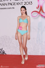 组图：亚姐泳装火辣秀胸 怪咖多女版王祖蓝现身