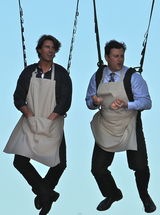 幻灯图：克鲁斯为新片变飞人 和主持人当空卖鸡蛋