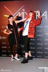 高清图：江若琳动感秀春装 张继聪曝全家周末总动员