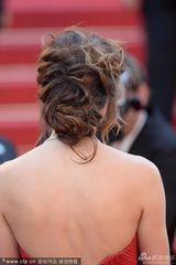 组图：名模戛纳助阵红毯 胸前别铁棍标新立异