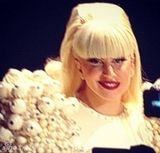 组图：Gaga白裙化身外星来客 乘飞船白宫献唱