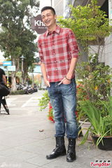 组图：徐若瑄蓝色短裙坐猛男背庆生