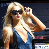 幻灯图集：帕丽斯平胸不戴Bra 深V蓝色背心亮相 