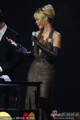 组图：蕾哈娜获全英国际最佳女歌手 破烂大T秀美腿