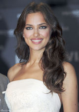 高清组图：C罗女友伊莲娜-莎伊克穿婚纱秀美背