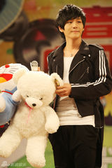 组图：张杰等快男“开战” 台上拼实力台下比人气