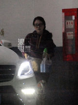 组图：周海媚素颜亮相开车外出买药