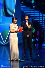 组图：陈数福山雅治颁发白玉兰奖最佳男主角